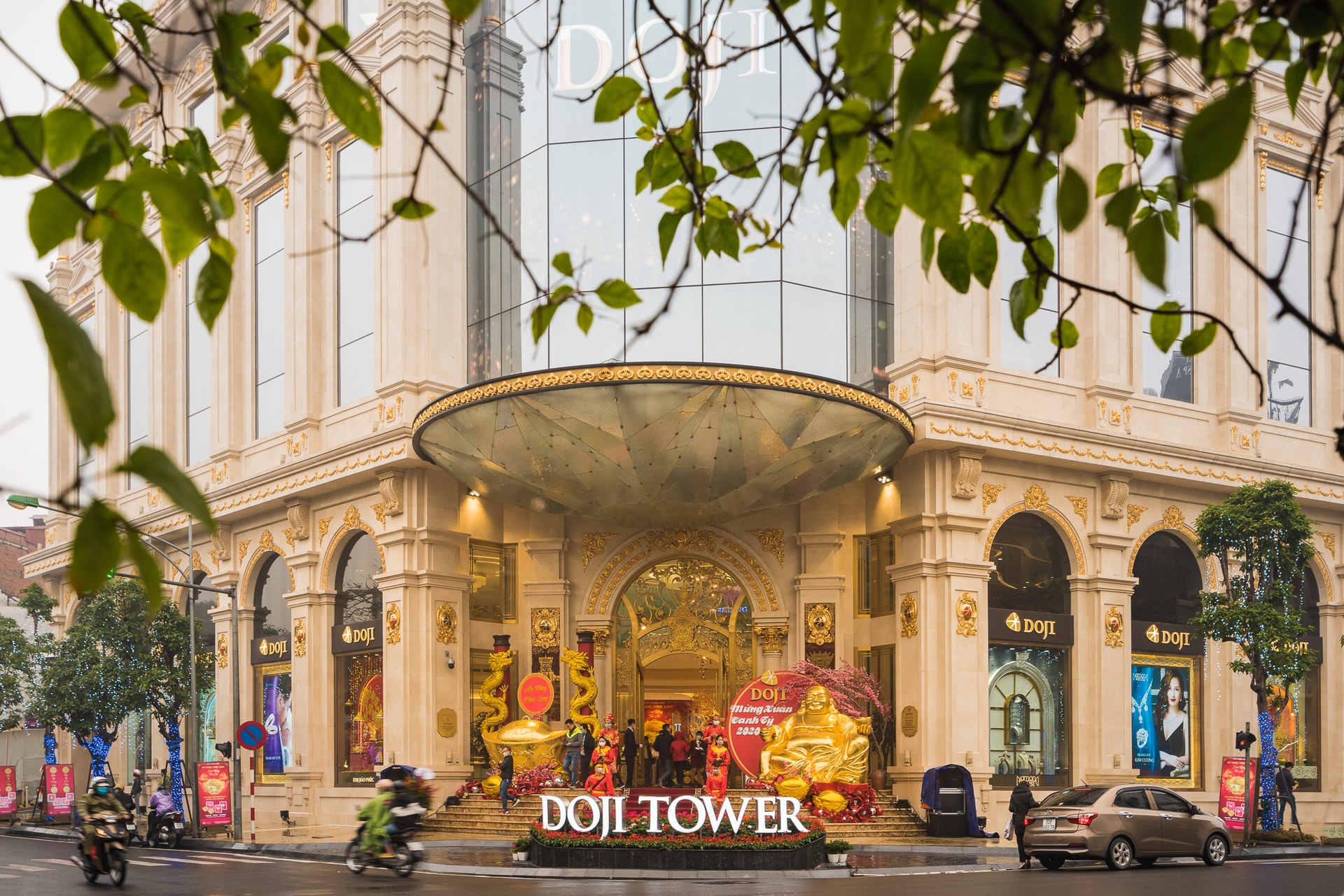 Chỉnh trang lại tiểu cảnh trước tòa DOJI Tower