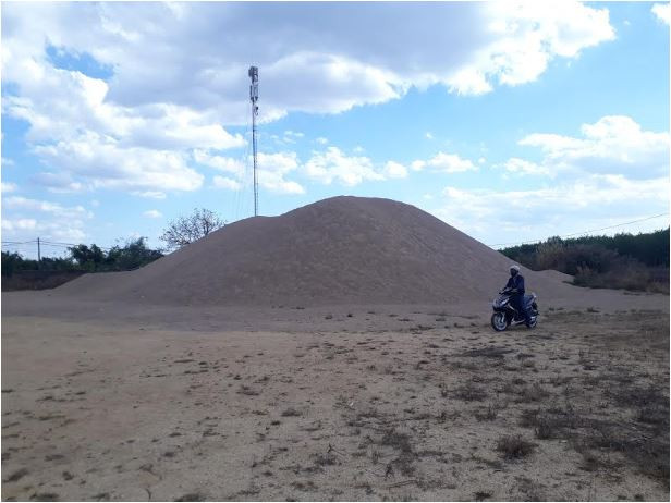 Kon Tum: UBND xã cho doanh nghiệp “mượn” sân vận động làm nơi tập kết cát 