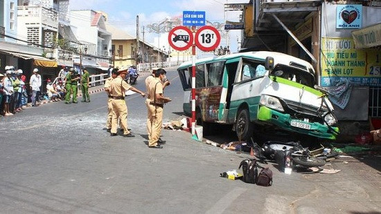 Xe bus mất lái gây tai nạn liên hoàn, 2 người thương vong