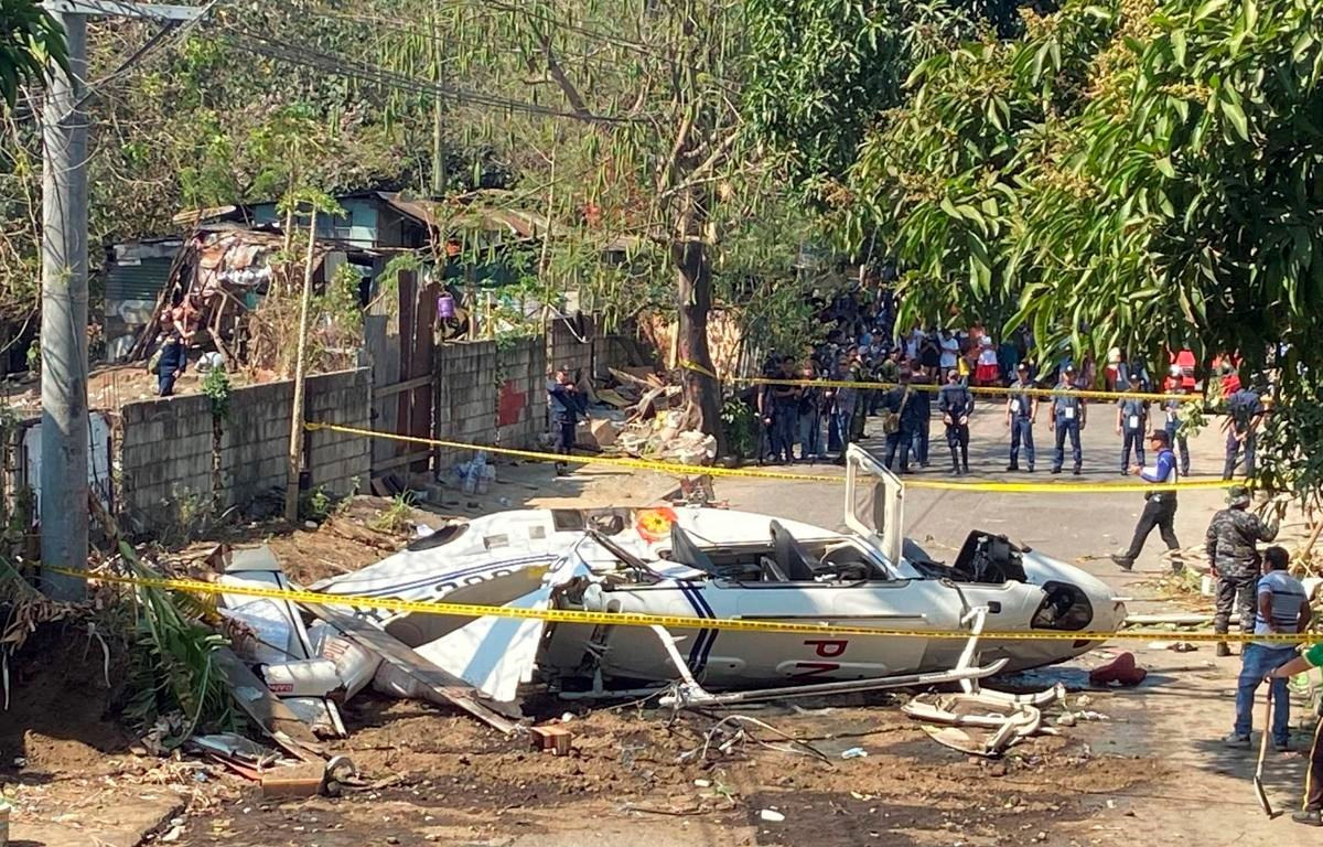 Máy bay chở cảnh sát Philipines rơi vì đâm vào dây điện, tất cả bị thương