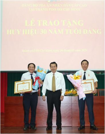 TAND cấp cao tại TP. Hồ Chí Minh tổ chức trao Huy hiệu 30 năm tuổi Đảng 