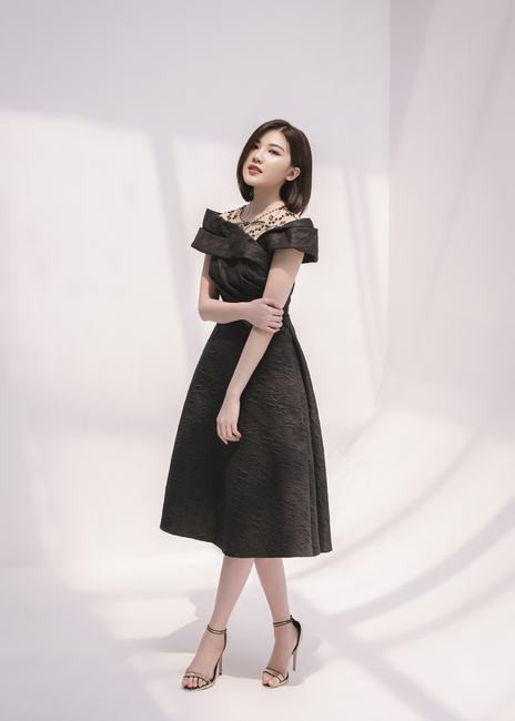‘Tiểu tam’ Lương Thanh đẹp thanh lịch với váy Hà Duy