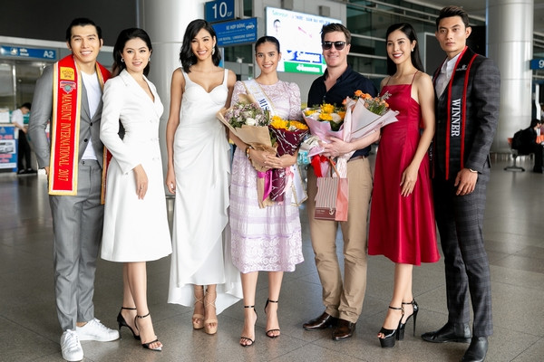 Vũ Hương Giang tặng khẩu trang cho Hoa hậu Siêu quốc gia
