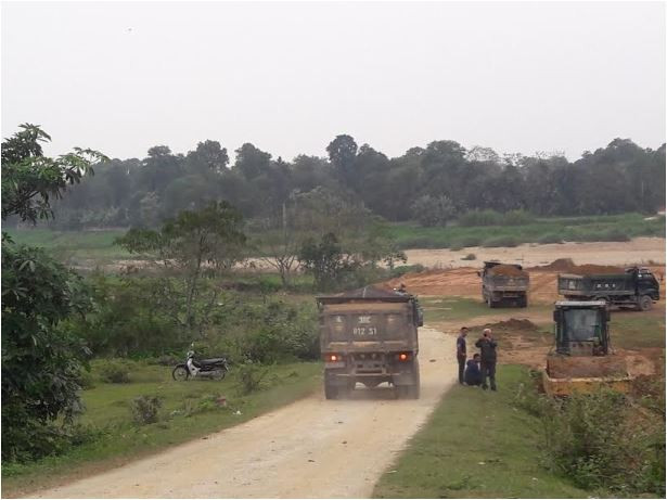 Huyện Hương Sơn - Hà Tĩnh: San lấp làm bãi tập kết cát, phá nát đường dân sinh