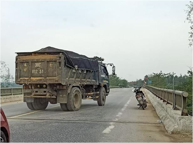 Huyện Hương Sơn - Hà Tĩnh: San lấp làm bãi tập kết cát, phá nát đường dân sinh