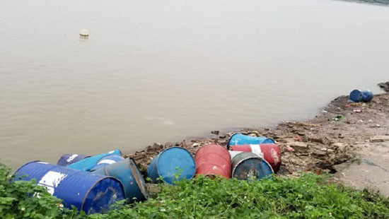Khẩn trương điều tra vụ đổ trộm hóa chất xuống sông Hồng
