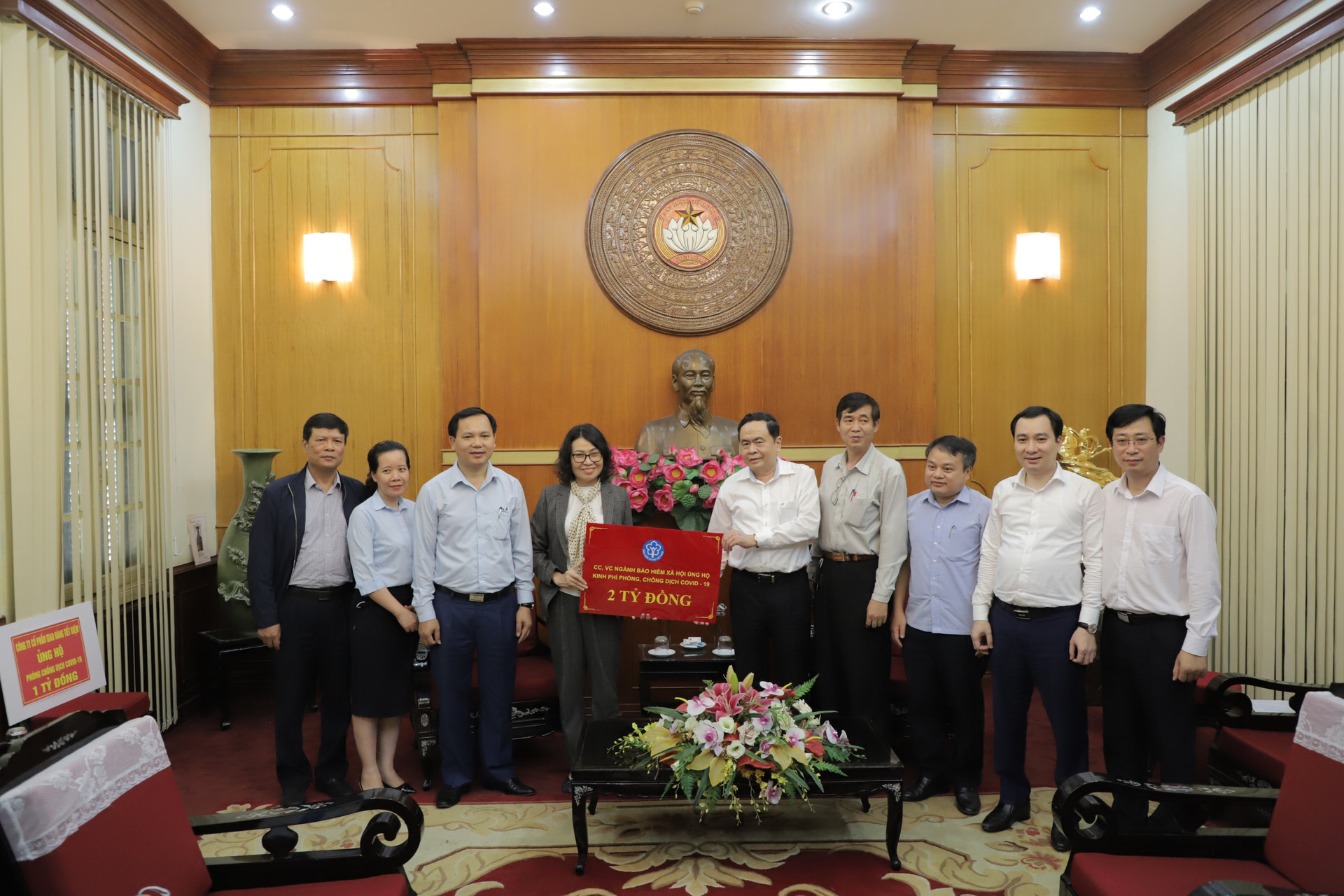 BHXH Việt Nam trao 2 tỷ đồng ủng hộ phòng chống dịch Covid-19