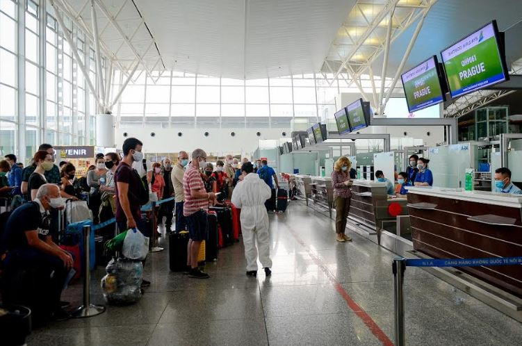 Cận cảnh chuyến bay đặc biệt của Bamboo Airways đưa công dân Séc và châu Âu hồi hương