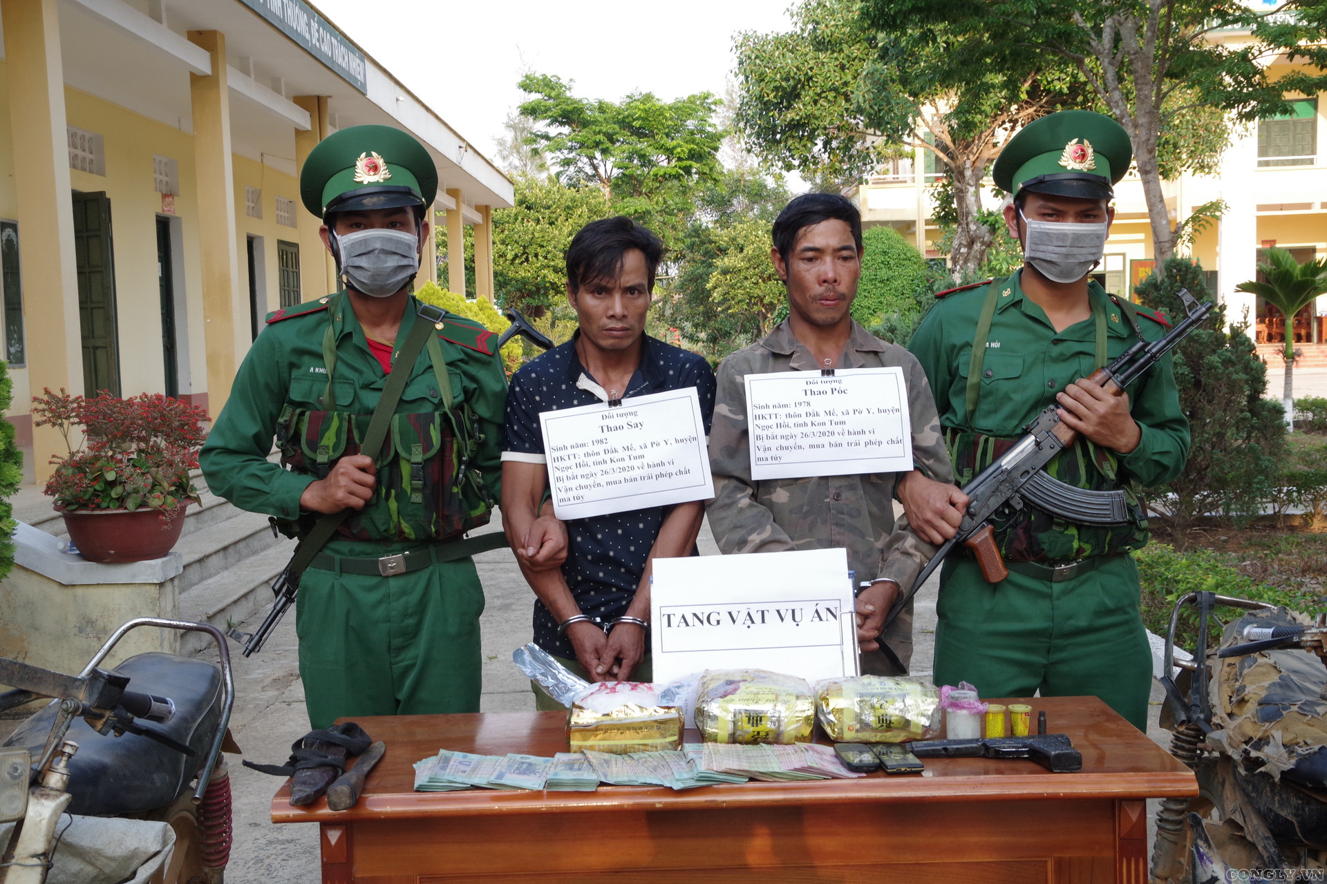 Hai đối tượng mang theo súng, “ôm” 3 bịch ma túy từ Lào vào Việt Nam