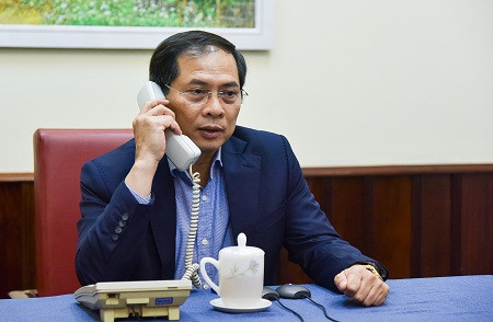 Thứ trưởng Bùi Thanh Sơn trao đổi với lãnh đạo Bộ Ngoại giao các nước về COVID-19