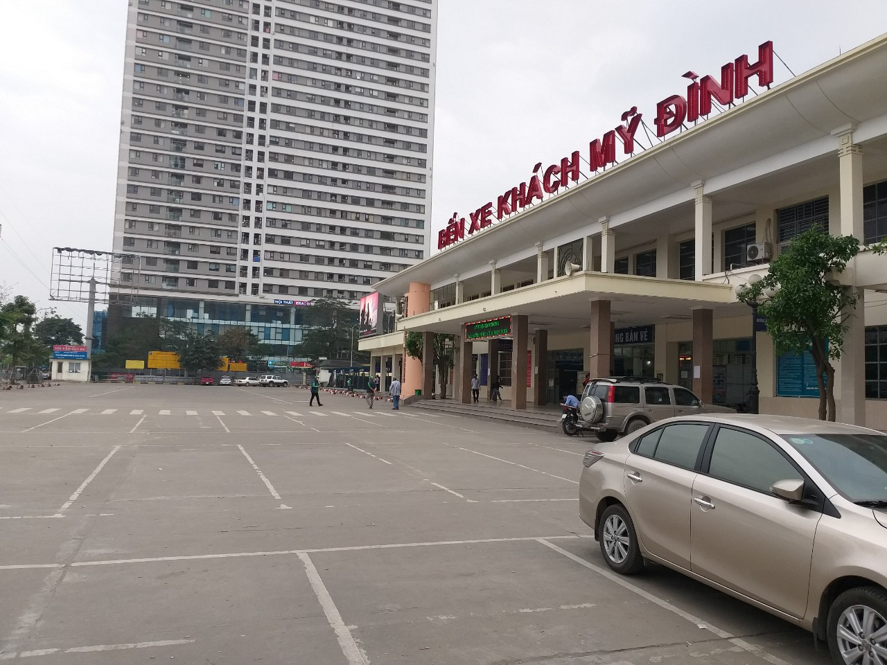 Phố phường Hà Nội, bến xe tĩnh lặng trong đợt cao điểm phòng dịch Covid-19
