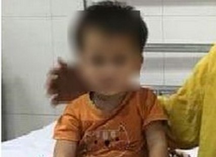 Bé gái 2 tuổi suýt mất mạng do uống nhầm thuốc diệt chuột