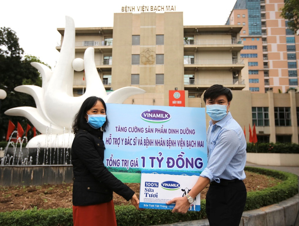  Vinamilk hỗ trợ 1 tỷ đồng cho các y bác sỹ và bệnh nhân bệnh viện Bạch Mai