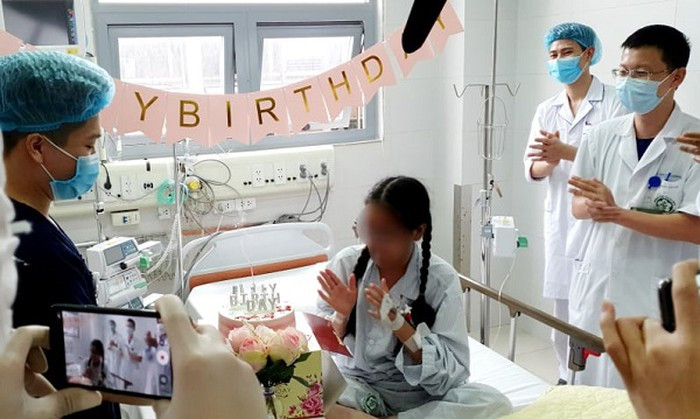Sinh nhật đặc biệt trong bệnh viện bị cách ly của cô gái vừa thoát “cửa tử”