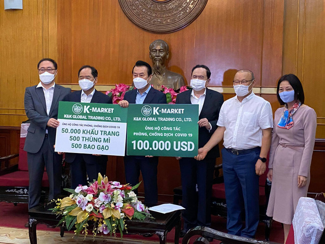 HLV Park Hang Seo cùng các tổ chức Hàn Quốc ủng hộ 100.000 USD vào Quỹ phòng chống dịch COVID-19
