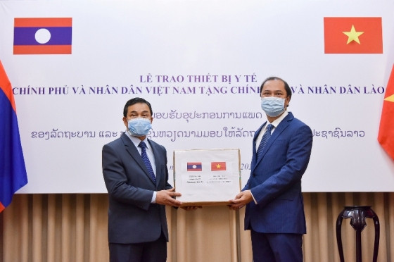 Việt Nam tặng thiết bị y tế phòng, chống dịch Covid-19 cho Lào, Campuchia