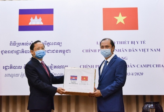 Việt Nam tặng thiết bị y tế phòng, chống dịch Covid-19 cho Lào, Campuchia