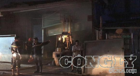chay-cong-ty-gia-cong-go-binh-duong-1-w700-h379.jpg