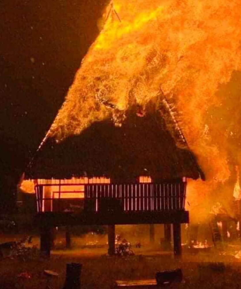 Nhà rông văn hóa huyện bị sét đánh cháy