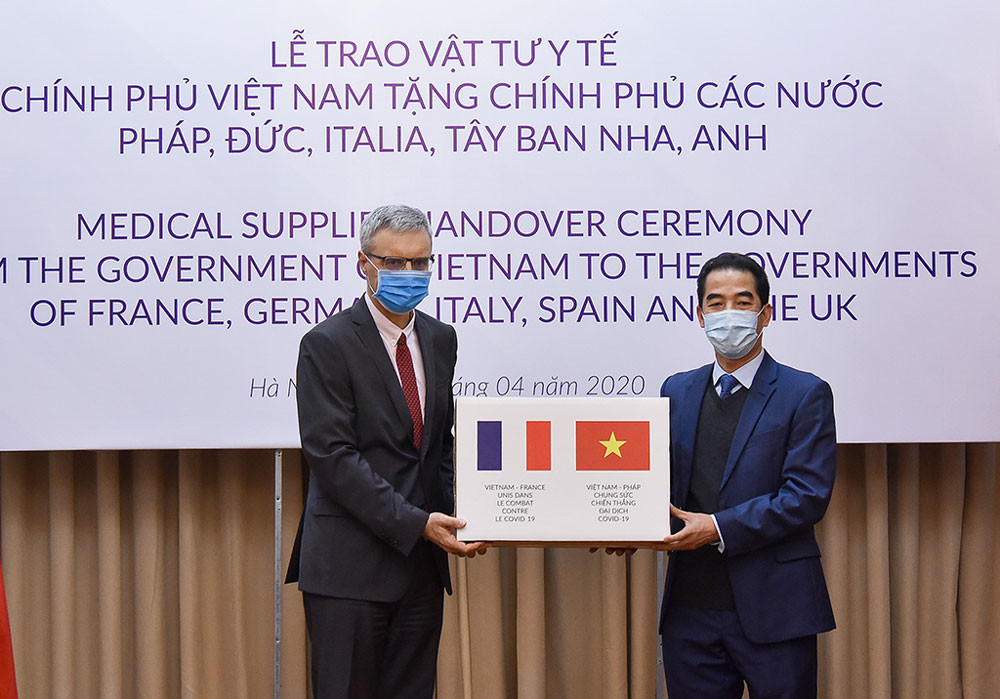 Việt Nam gửi hàng hỗ trợ 5 nước châu Âu bị ảnh hưởng nặng nề do dịch COVID-19
