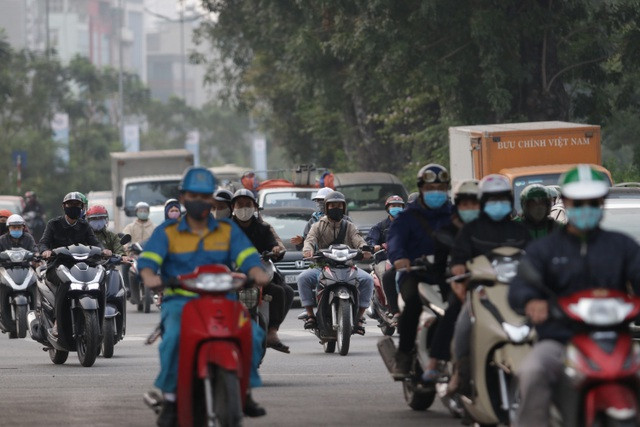 Hà Nội: Người dân tràn ra đường bất chấp vẫn còn lệnh cách ly toàn xã hội
