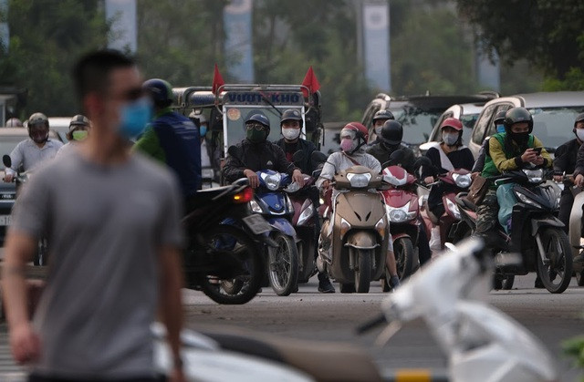 Hà Nội: Người dân tràn ra đường bất chấp vẫn còn lệnh cách ly toàn xã hội