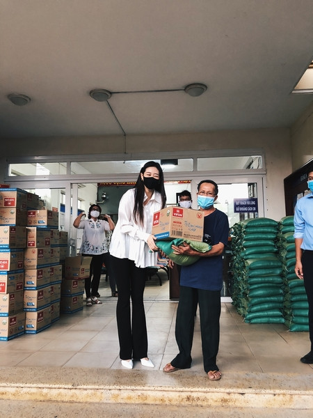 Hoa hậu Khánh Vân trao 200 phần quà cho người dân tại TP. Hồ Chí Minh