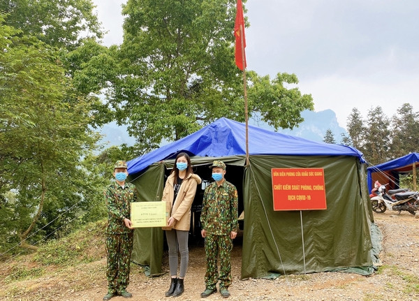Hoa hậu Lương Thuỳ Linh đến thăm và động viên các chiến sĩ chống dịch tại cửa khẩu