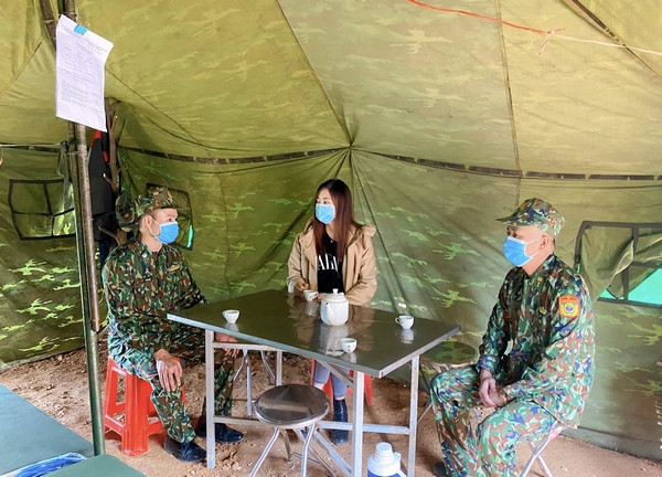 Hoa hậu Lương Thuỳ Linh đến thăm và động viên các chiến sĩ chống dịch tại cửa khẩu