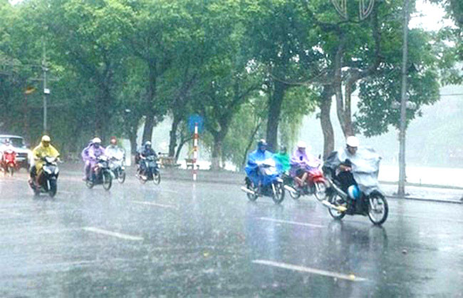 Thời tiết Hà Nội chuyển mưa rét, dông lốc mở rộng từ Bắc Bộ tới Trung Bộ