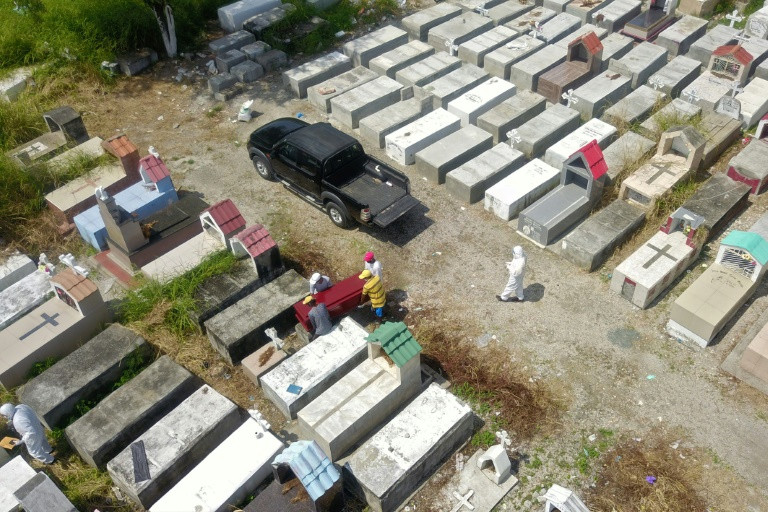 Cảnh sát Ecuador thu thập gần 800 thi thể tại tâm dịch Covid-19 