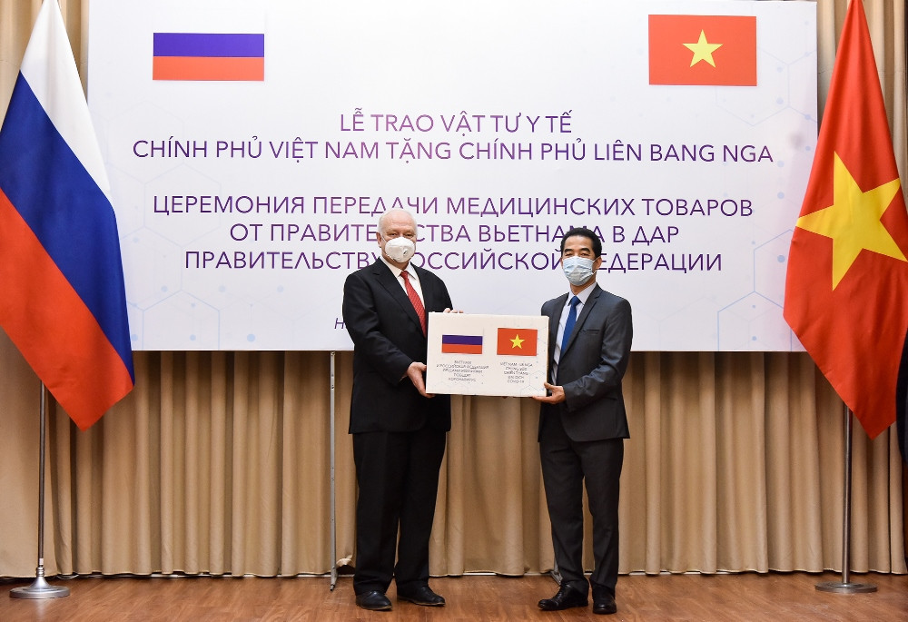 Việt Nam tặng Nga 150.000 khẩu trang phòng, chống Covid-19