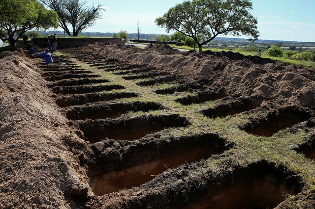 Thành phố ở Argentina đào hàng trăm ngôi mộ giữa đại dịch dù số người nhiễm mới đang giảm