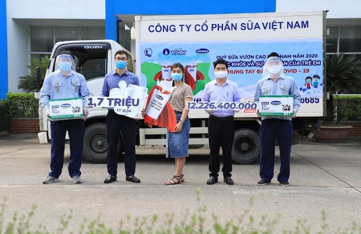 Vinamilk trao tặng 1,7 triệu ly sữa để trẻ em khó khăn được chăm sóc tốt hơn trong dịch Covid-19