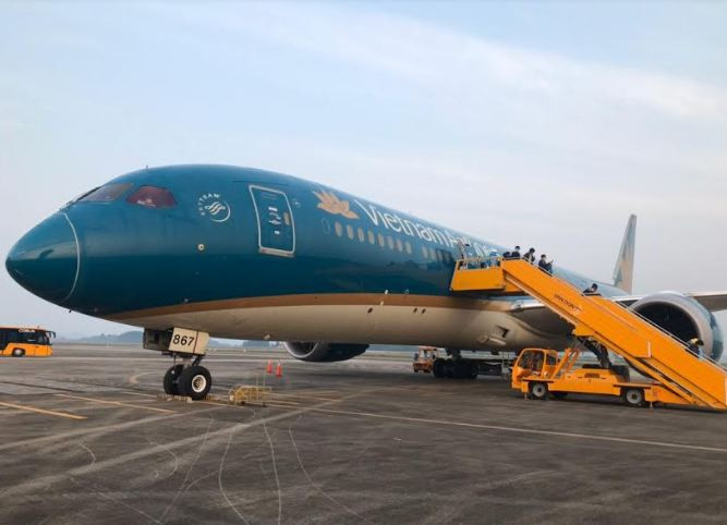Chuyến bay chở 93 người Việt Nam từ Anh về nước hạ cánh tại sân bay Vân Đồn
