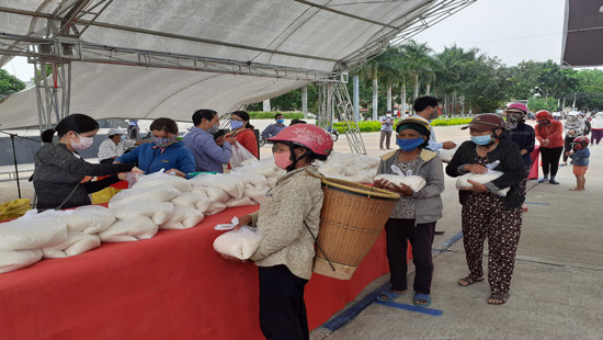 Kon Tum: Phát hơn 40 tấn gạo cho người dân bị ảnh hưởng vì dịch Covid-19