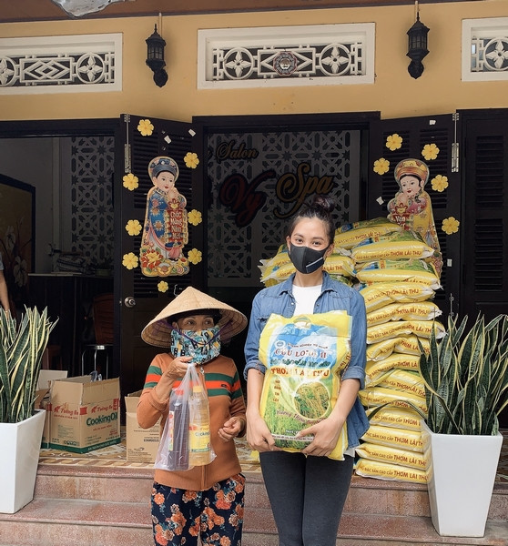 Hoa hậu Tiểu Vy trao tặng 1000kg gạo cho người nghèo tại quê nhà