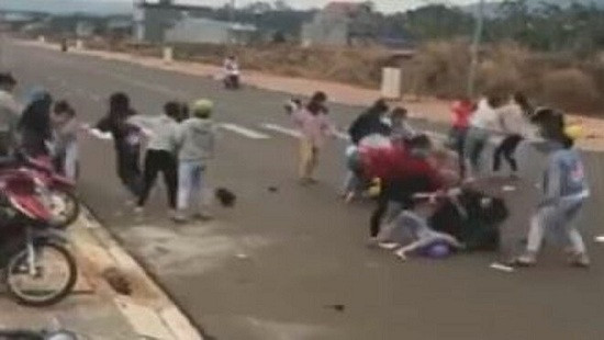 Xác minh clip 2 nhóm nữ sinh đánh nhau trước cổng trường gây phẫn nộ