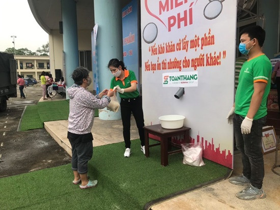 Các mạnh thường quân cùng chung tay để cây ATM gạo đầu tiên tại phường Tân Mai hoạt động