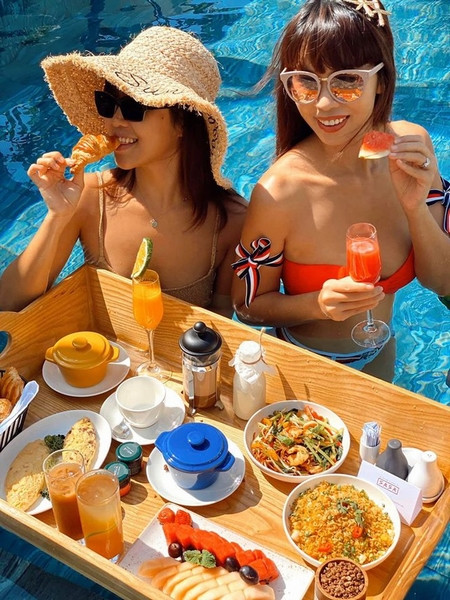 Hà Anh và em gái khoe bikini nóng rực trên bãi biển