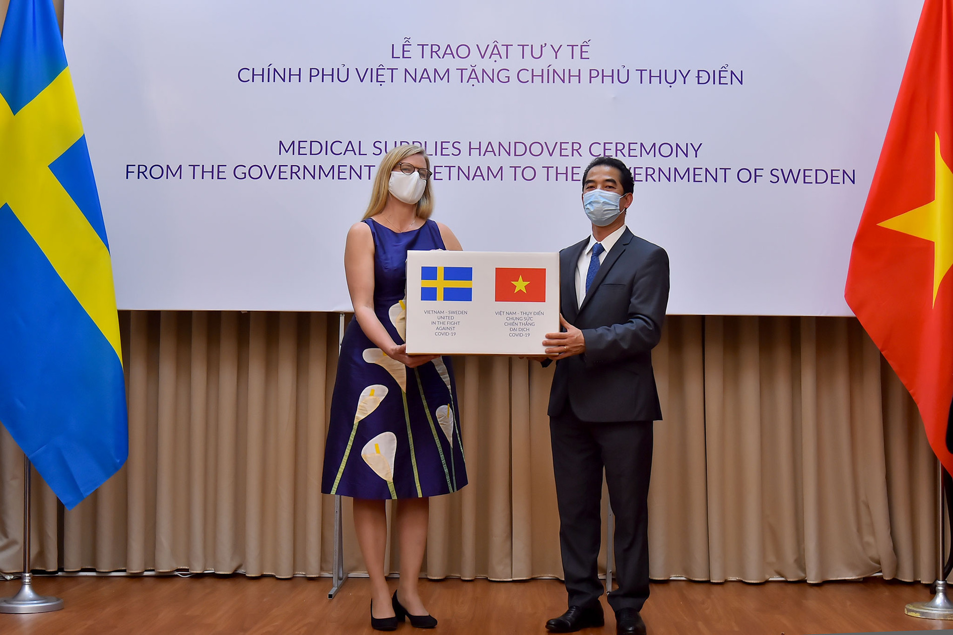 Việt Nam tặng Thụy Điển 100.000 khẩu trang y tế chống Covid-19