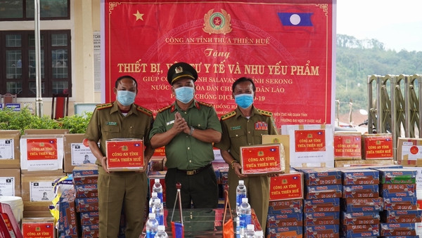 Công an Thừa Thiên-Huế tặng thiết bị phòng chống dịch cho Sở An ninh nước bạn Lào