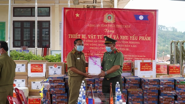 Công an Thừa Thiên-Huế tặng thiết bị phòng chống dịch cho Sở An ninh nước bạn Lào