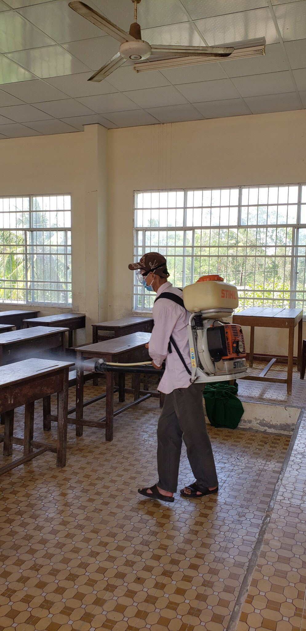 Học sinh Cà Mau ngồi cách nhau 2 mét trong ngày trở lại trường sau nghỉ dịch covid-19