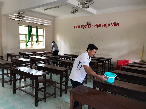 Học sinh Cà Mau ngồi cách nhau 2 mét trong ngày trở lại trường sau nghỉ dịch covid-19