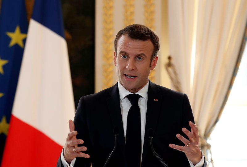 Tổng thống Pháp kêu gọi EU cứu trợ chứ không phải cho vay