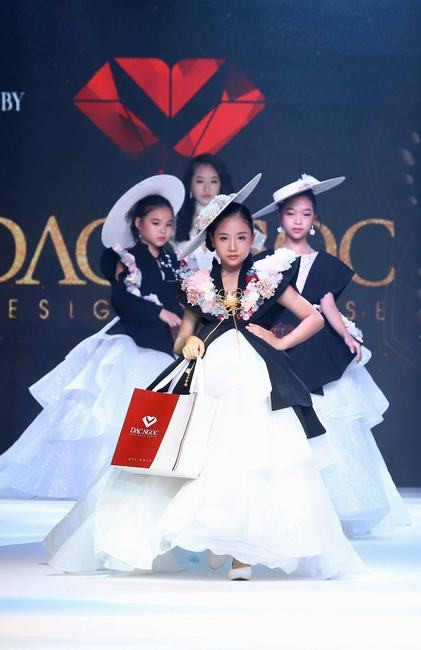 Những nhà thiết kế “tay ngang” nhưng thành công đáng nể của làng thời trang Việt