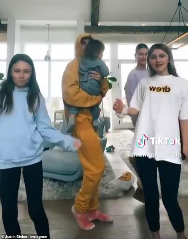 Justin Bieber gây số khi nhảy với vợ và ba em gái trong thời gian cách ly tại biệt thự ở Canada 4