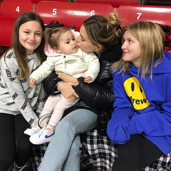Justin Bieber gây số khi nhảy với vợ và ba em gái trong thời gian cách ly tại biệt thự ở Canada 5