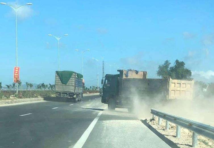 Bình Định: Xe tải chở cát “lộng hành” trên Quốc lộ